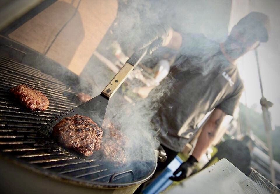 Chef de Viaje de Sabores préparant un plat.